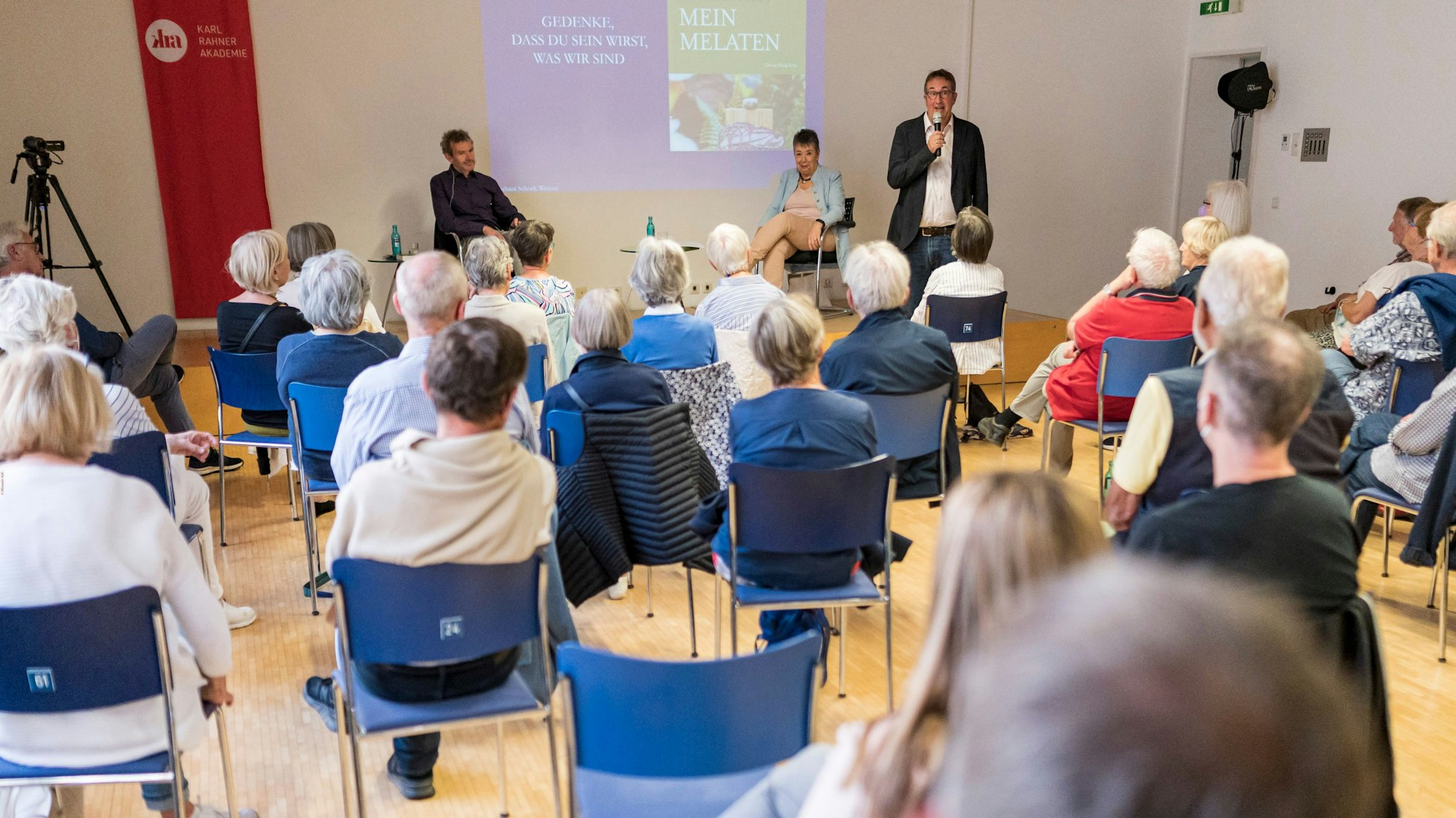Viele Gäste hören einer Talkrunde im Jahr 2022 zu.