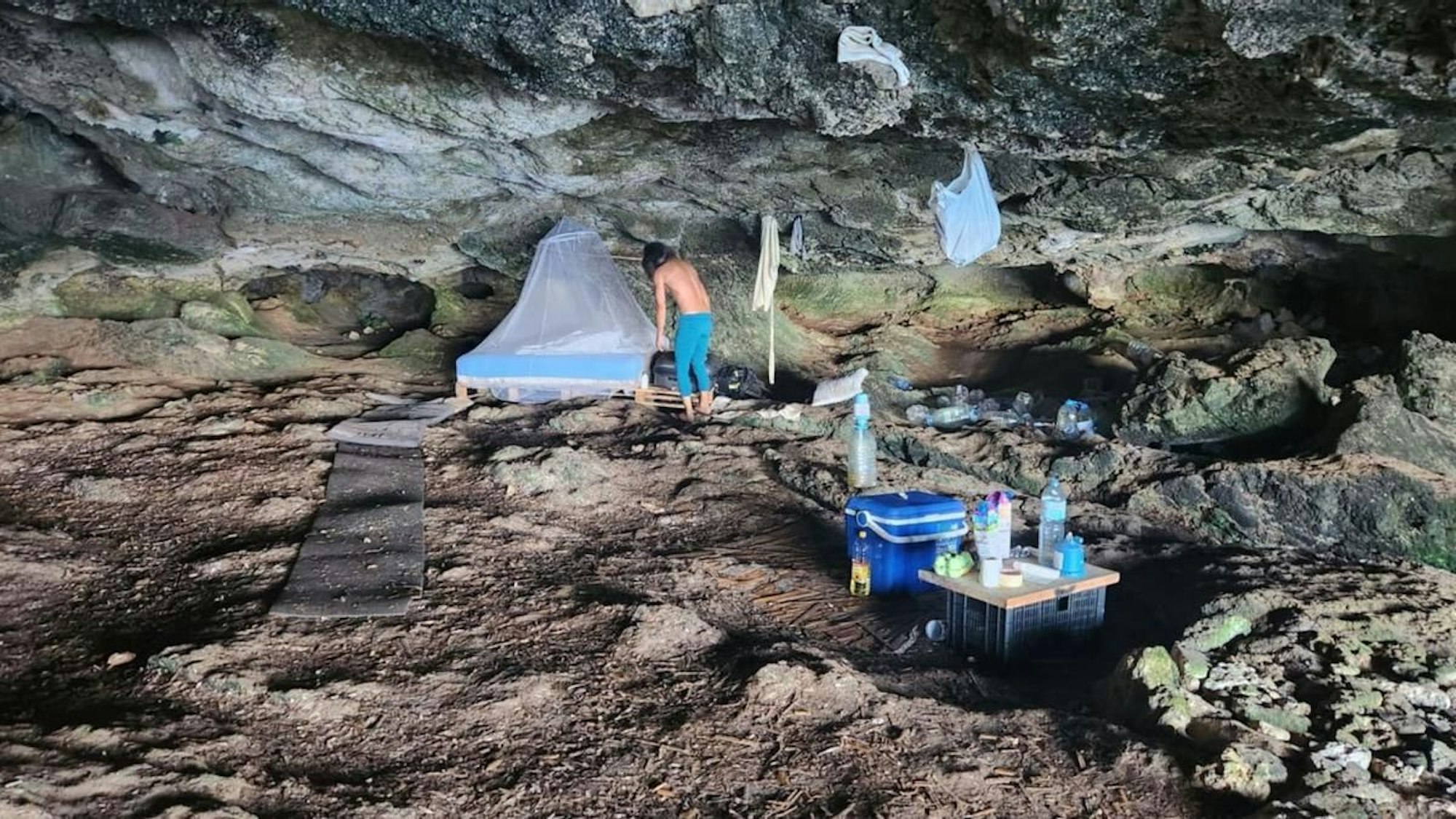 Die Höhle war komplett vollgemüllt.