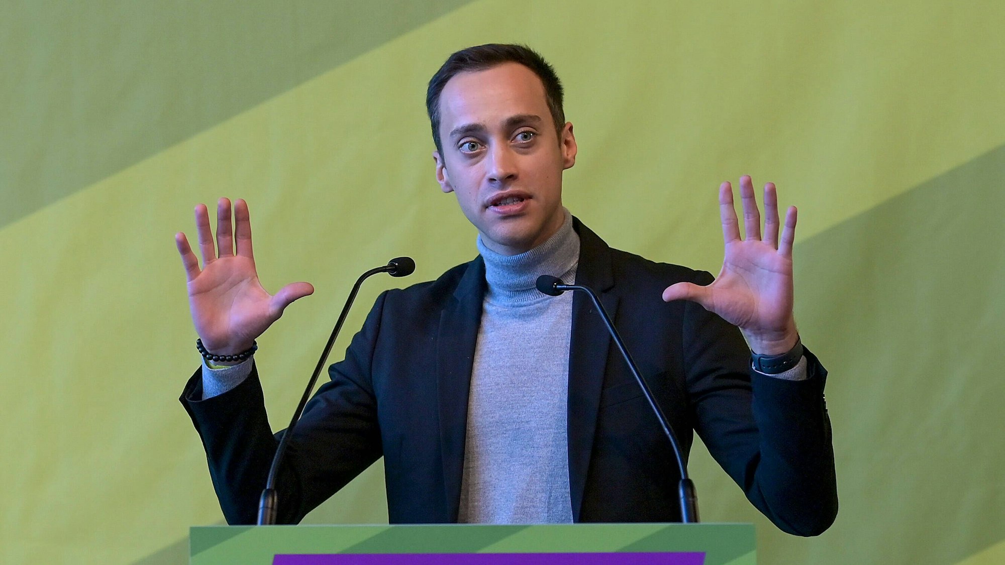 Tim Achtermeyer, Landesvorsitzender der Grünen in NRW, spricht bei einer Veranstaltung.