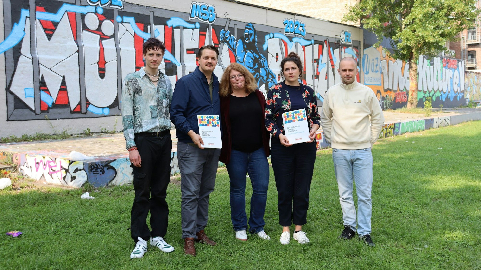 Mülheims Sozialraumkoordinatoren Simon Lenz, Marius Henne, Nadja Oertel, Julia Wellmann und Gerrit Mays (v.l.) klagen über überlastete Beratungsstellen in ihrem Stadtbezirk.