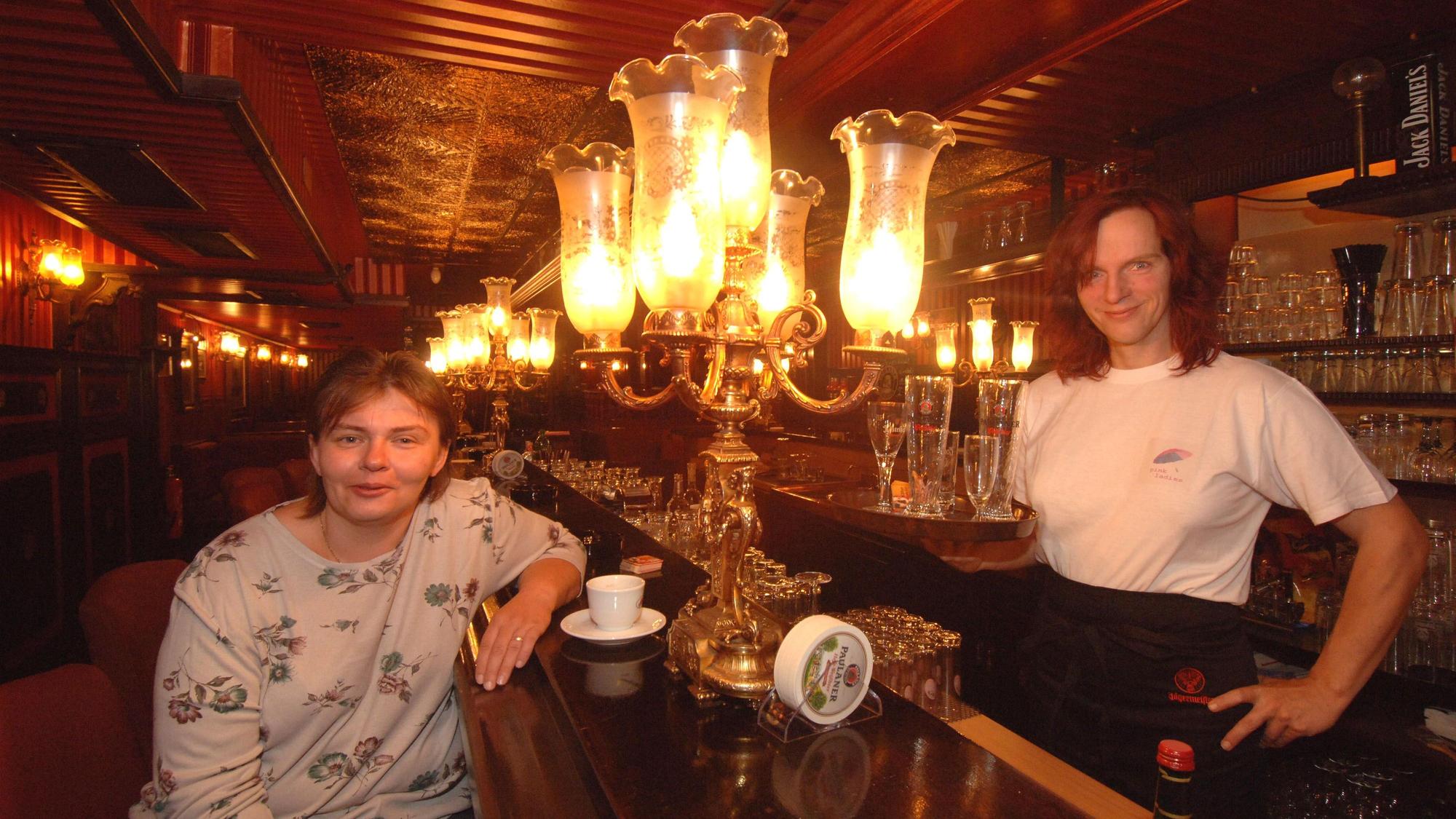 Klaudia Tkocz und Jeanette Booms eröffneten das Tanzlokal „Canapé“ an der Dr.-Schultz-Straße 32 in 2006 wieder – nach zwei Jahren Stillstand.