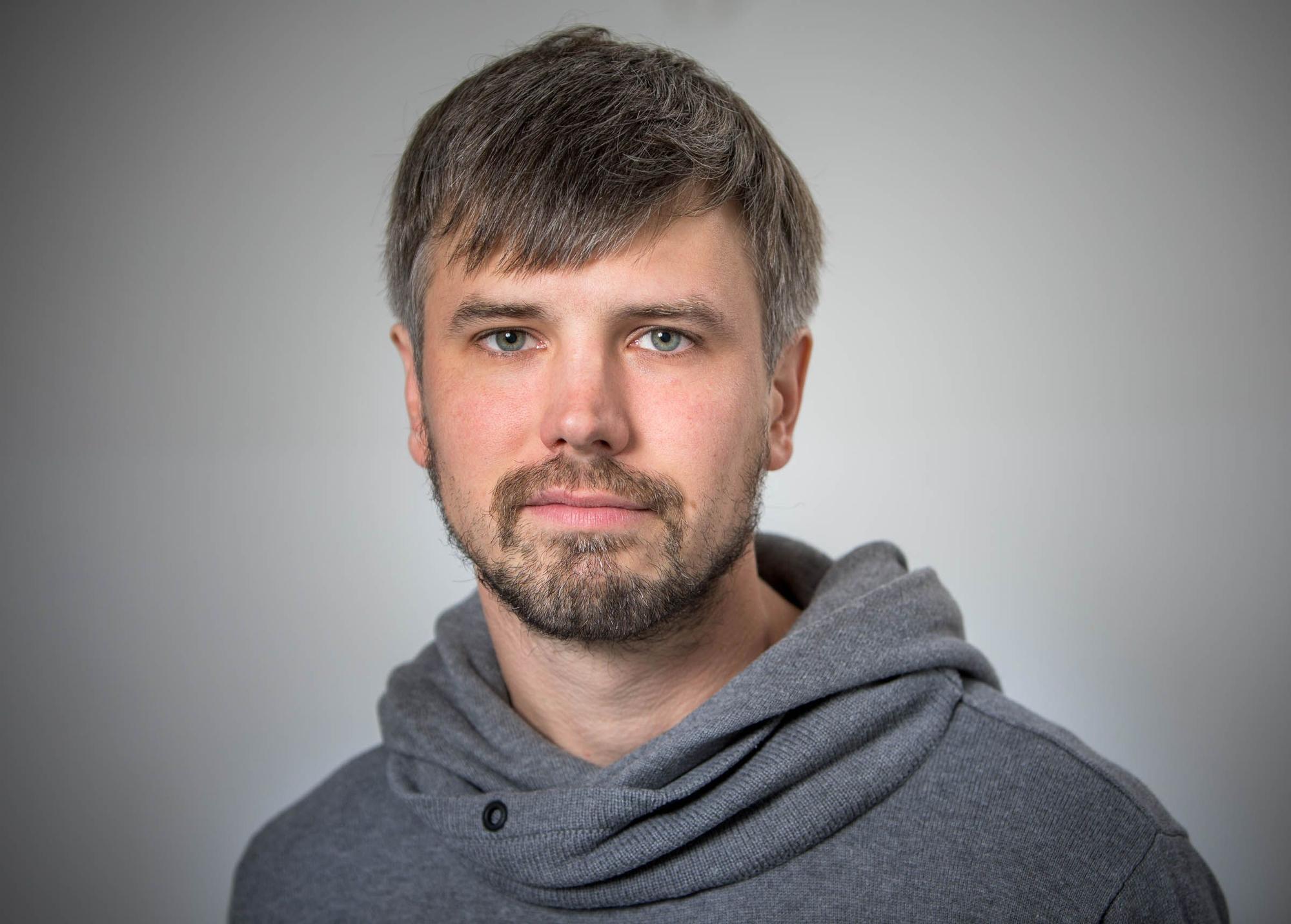 Porträt von Tim Westerholt, Migrationsberater der Caritas