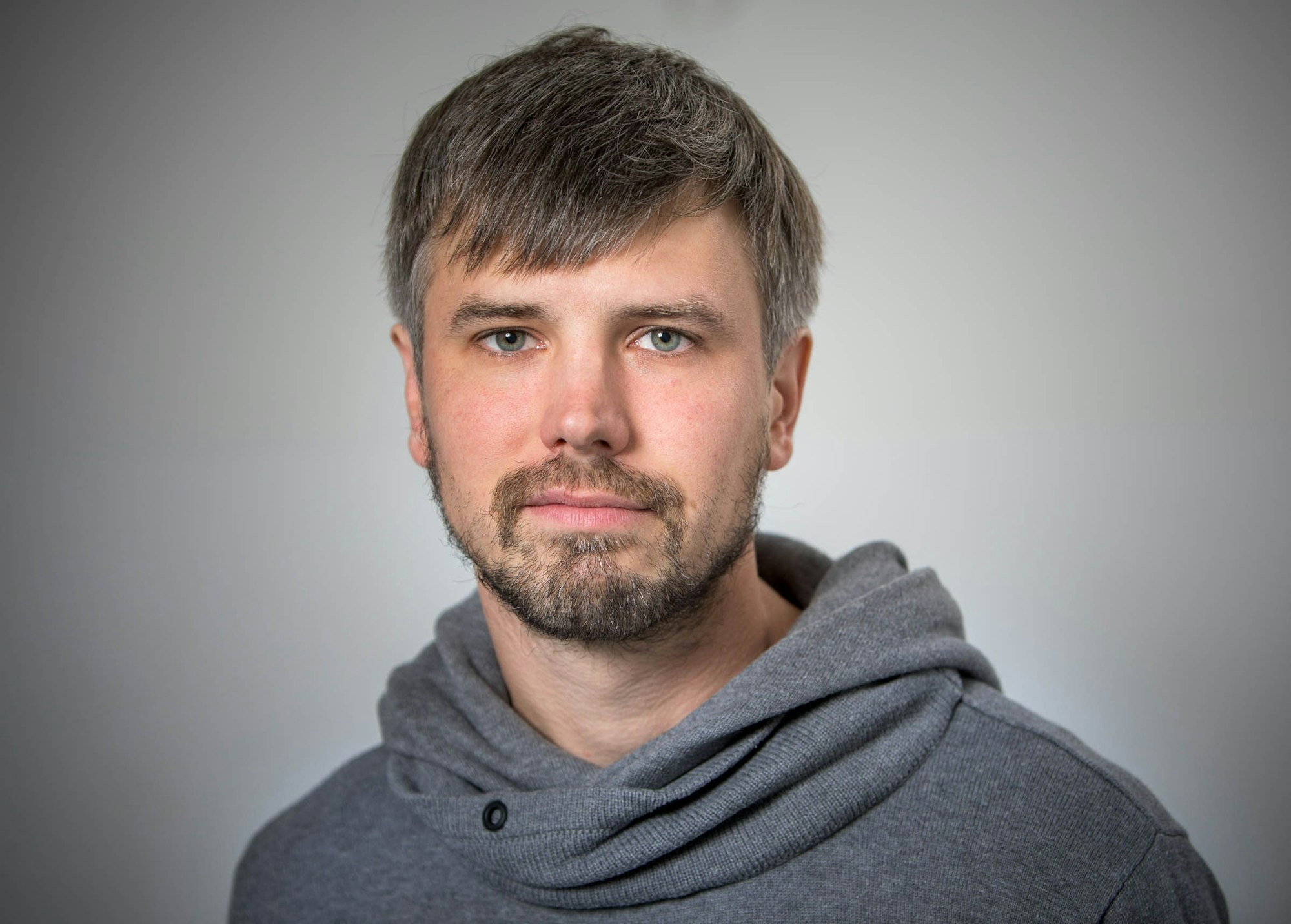 Porträt von Tim Westerholt, Migrationsberater der Caritas