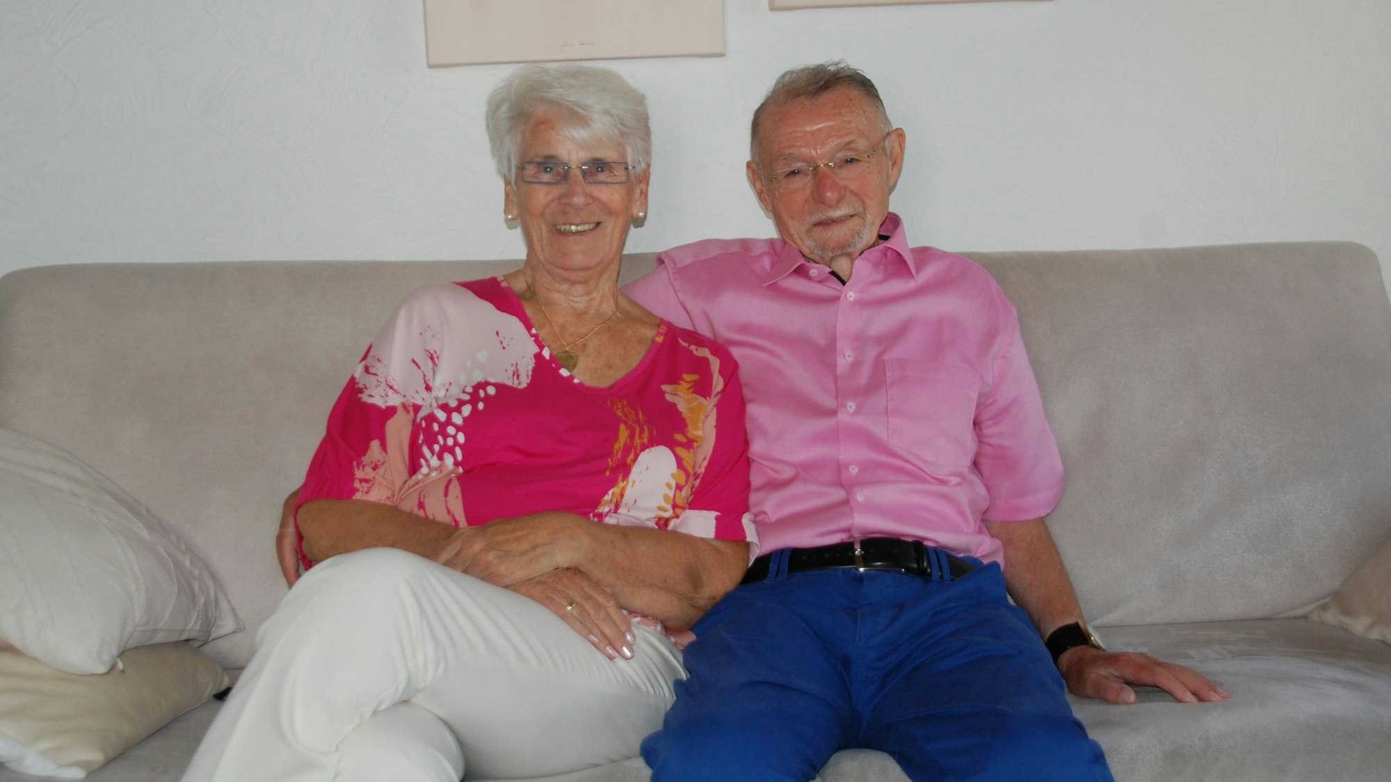 Ursel und Peter Hafermann sitzen Arm in Arm auf der Couch.