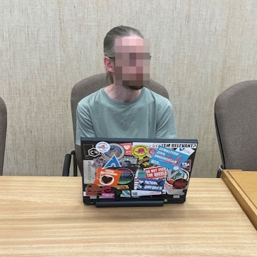 Der Angeklagte Jens V. (38) beim Prozess im Kölner Amtsgericht.