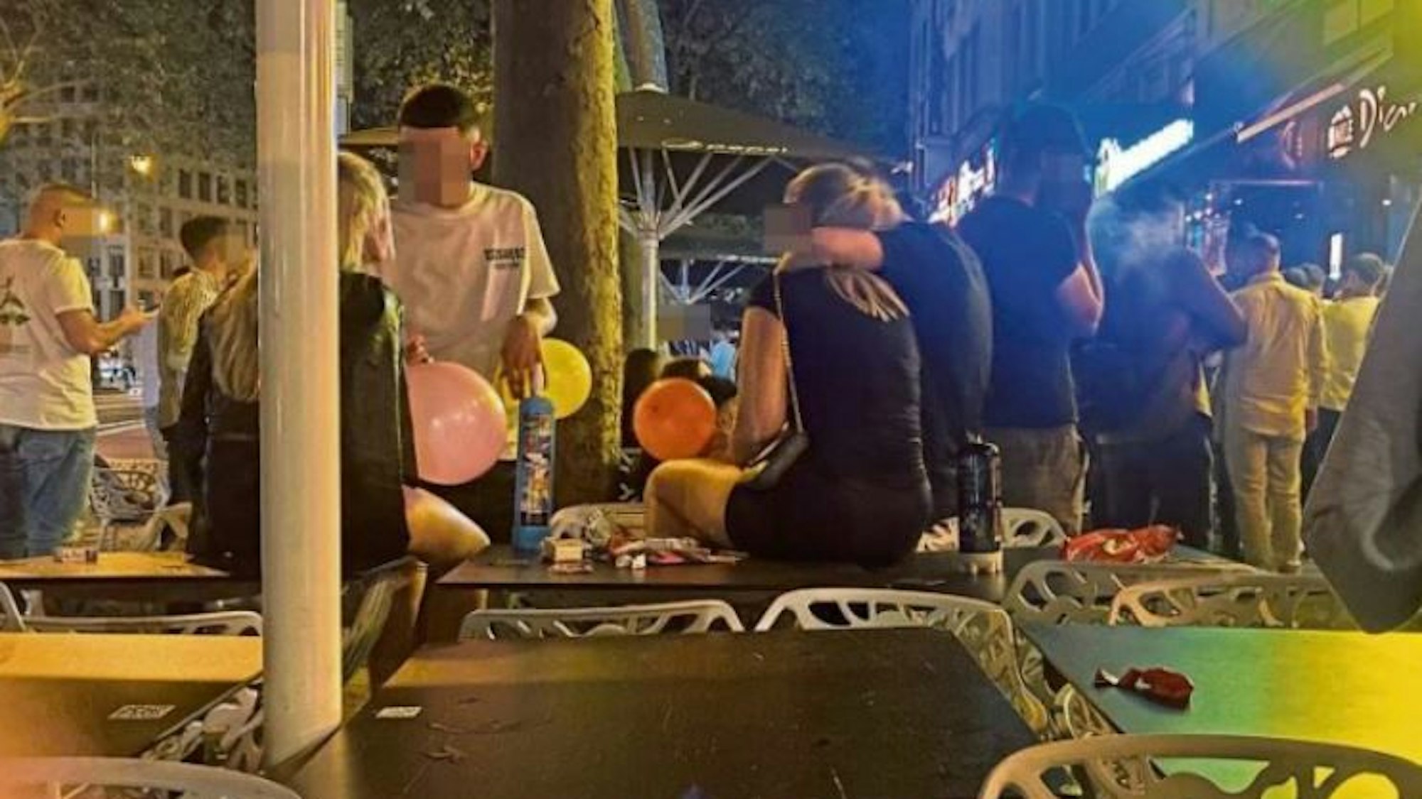 Mehrere Jugendliche konsumieren Lachgas