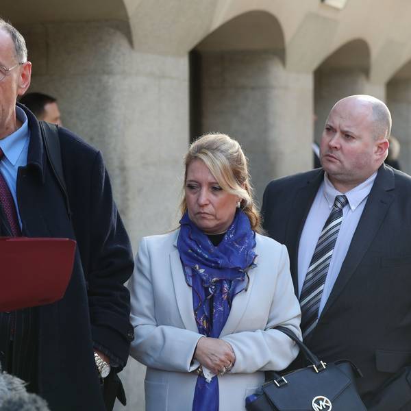 Denis Fergus, die Mutter des ermordeten Kindes James Bulger, und ihr Ehemann Stuart lassen nach einer Gerichtsverhandlung aus dem Gerichtsgebäude Old Bailey eine Stellungnahme verlesen.