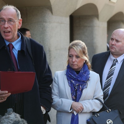 Denis Fergus, die Mutter des ermordeten Kindes James Bulger, und ihr Ehemann Stuart lassen nach einer Gerichtsverhandlung aus dem Gerichtsgebäude Old Bailey eine Stellungnahme verlesen.