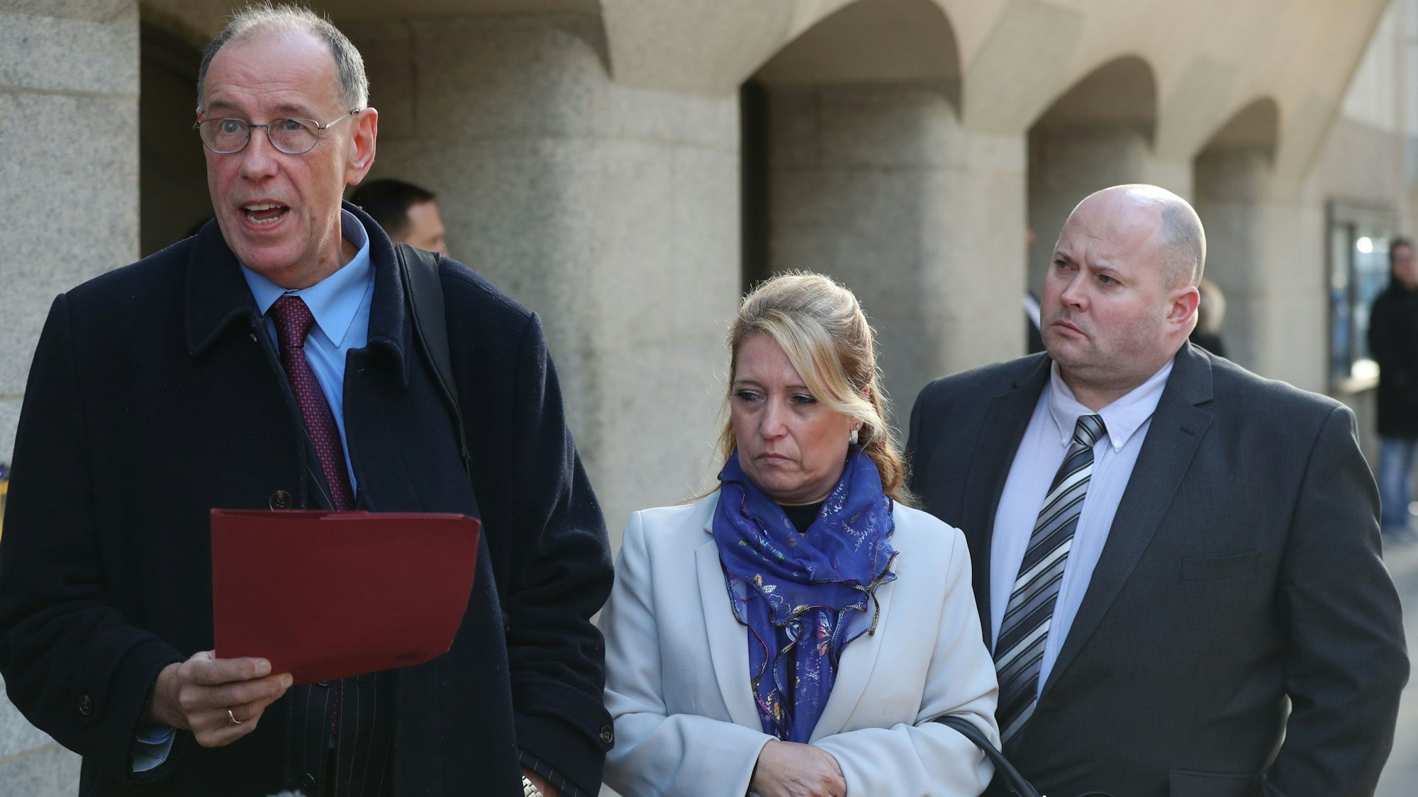 Denis Fergus, die Mutter des ermordeten Kindes James Bulger, und ihr Ehemann Stuart lassen nach einer Gerichtsverhandlung aus dem Gerichtsgebäude Old Bailey eine Stellungnahme verlesen.