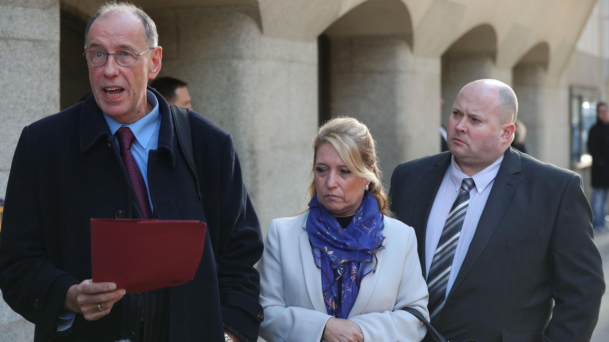 Denis Fergus, die Mutter des ermordeten Kindes James Bulger, und ihr Ehemann Stuart lassen nach einer Gerichtsverhandlung aus dem Gerichtsgebäude Old Bailey eine Stellungnahme verlesen.