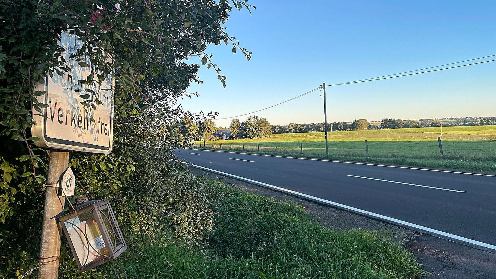 Eine Laterne mit einer Grabkerze hängt an einem Verkehrsschild am Ort des tödlichen Unfalles, bei dem ein Fahrradfahrer ums Leben kam.