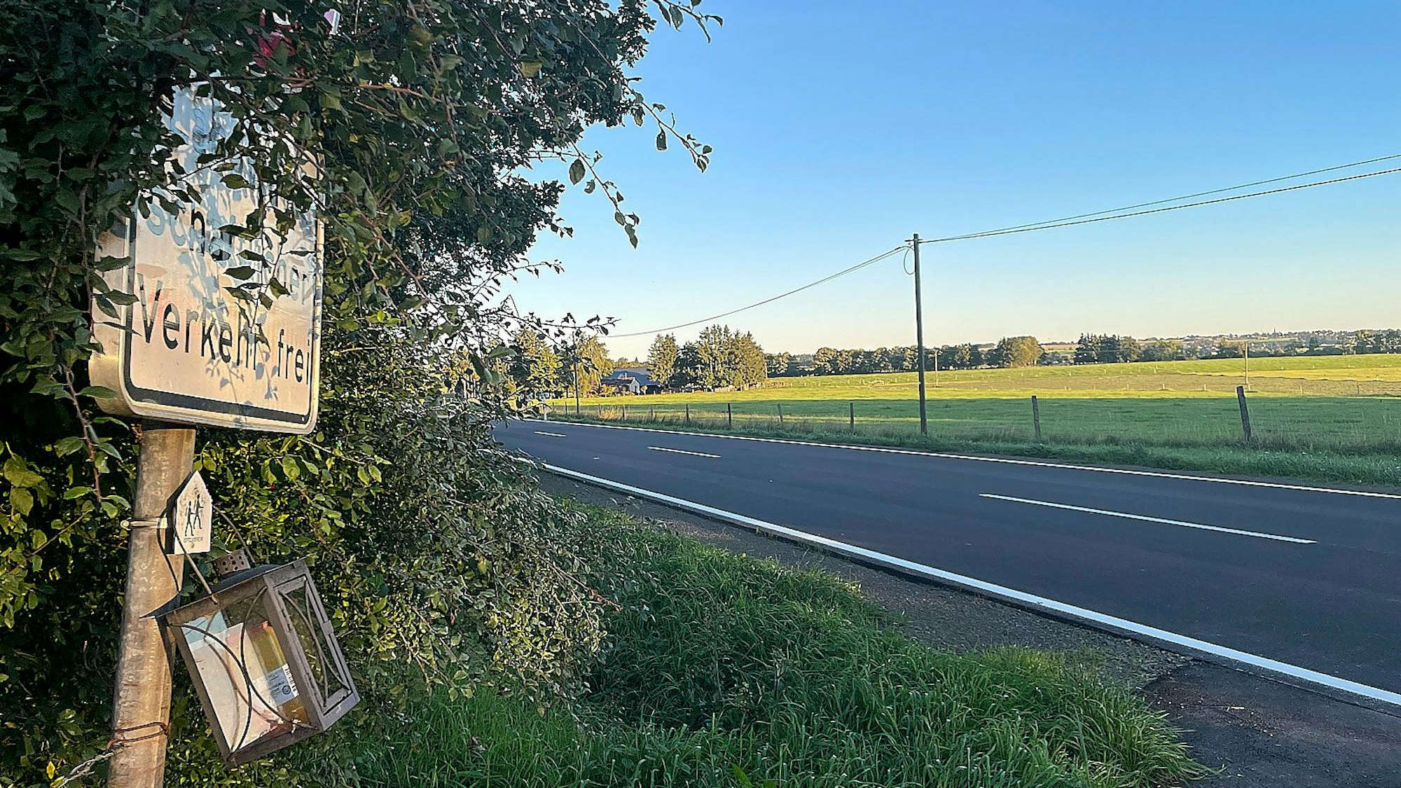 Eine Laterne mit einer Grabkerze hängt an einem Verkehrsschild am Ort des tödlichen Unfalles, bei dem ein Fahrradfahrer ums Leben kam.