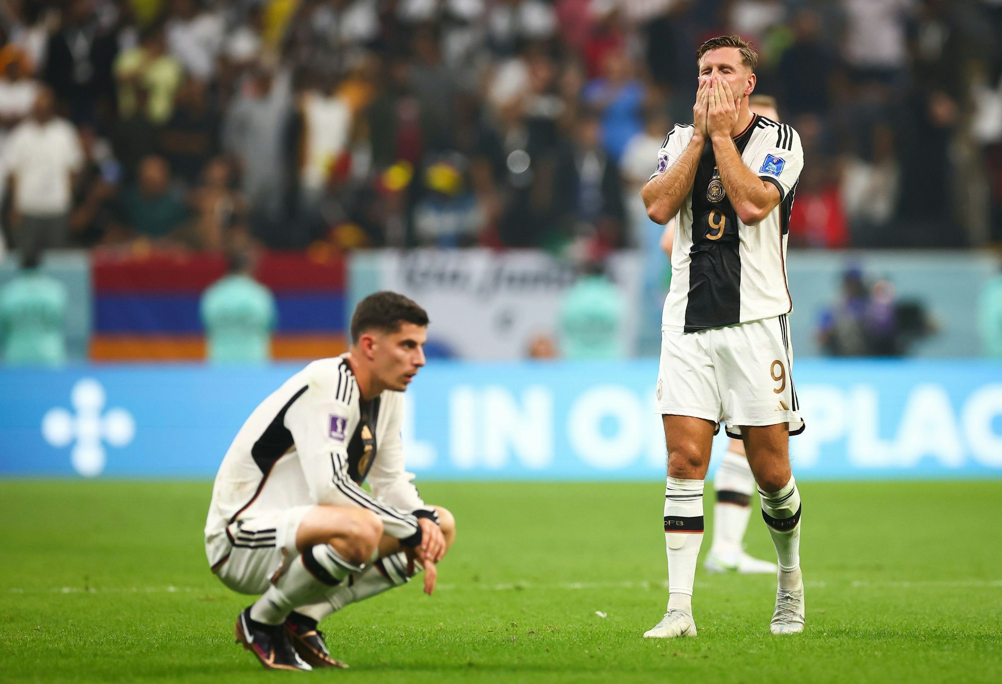 Deutschlands Niclas Füllkrug (r.) und Kai Havertz nach dem Vorrunden-Aus gegen Costa Rica bei der WM 2022 in Katar.
