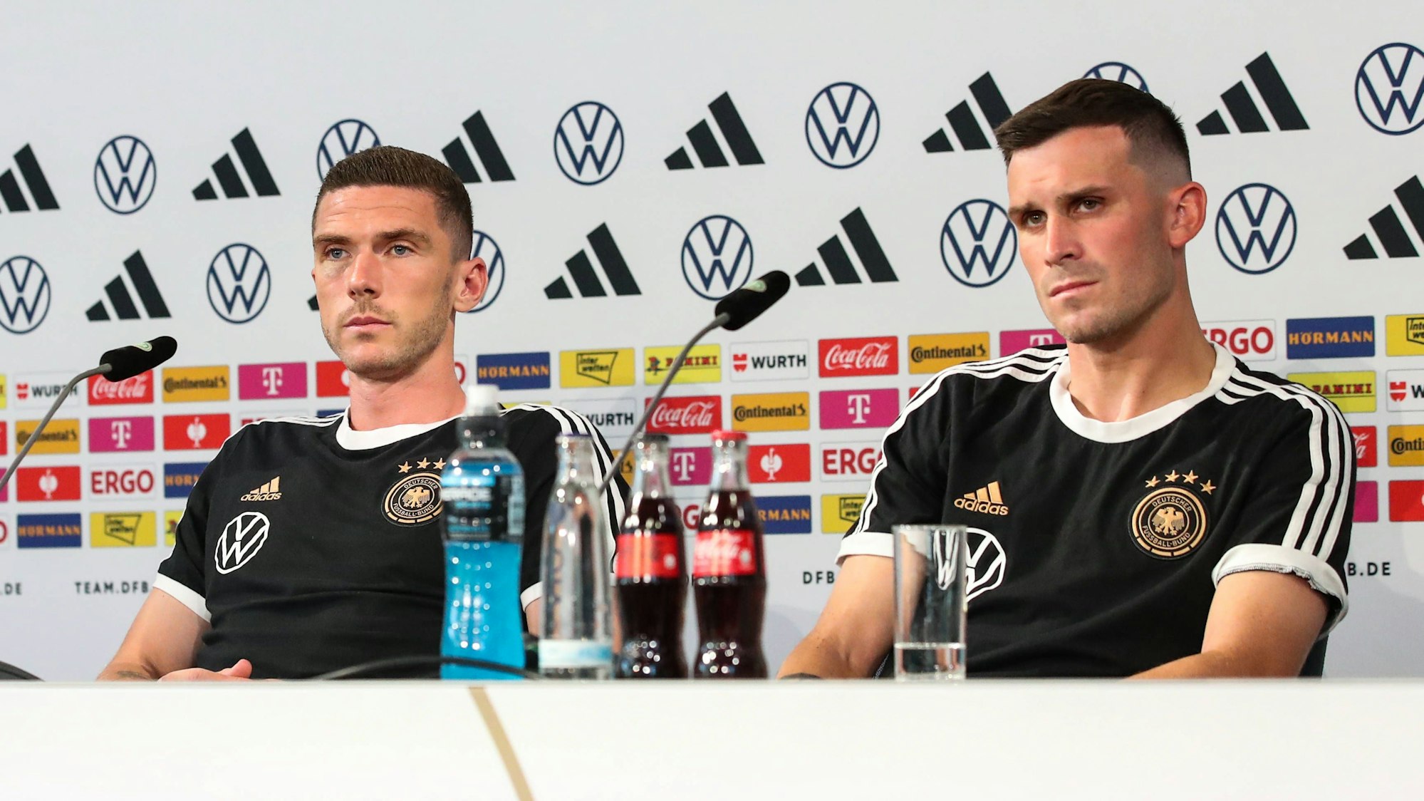 Die beiden Fußballnationalspieler Robin Gosens und Pascal Groß bei einer DFB-Pressekonferenz in Wolfsburg.