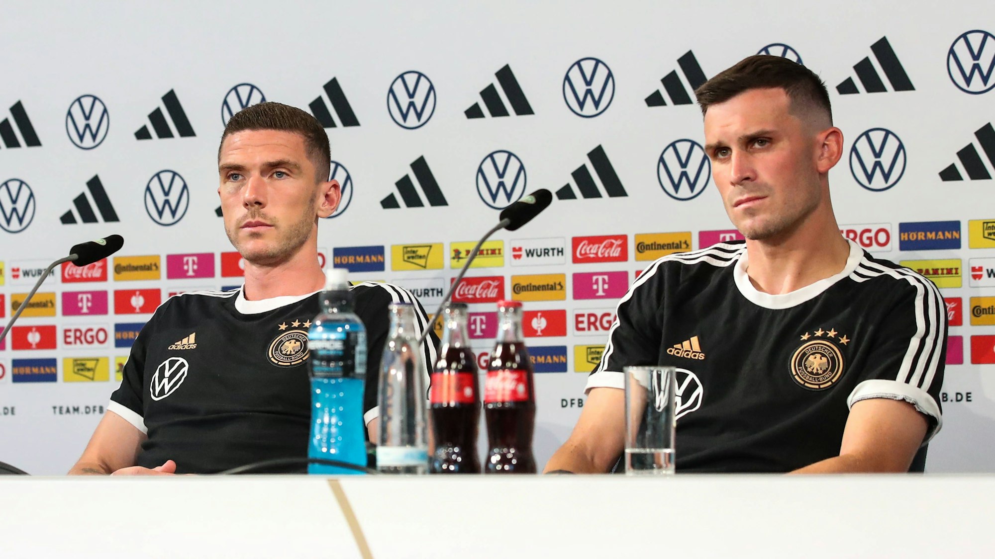 Die beiden Fußballnationalspieler Robin Gosens und Pascal Groß bei einer DFB-Pressekonferenz in Wolfsburg.