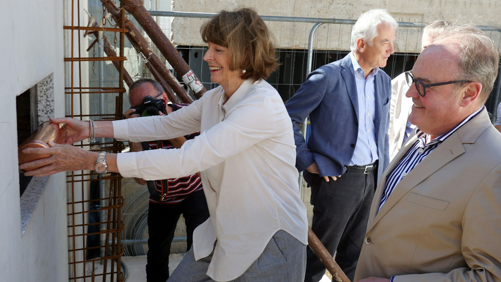 Die Oberbürgermeisterin legt den Grundstein für die neue Musikschule.