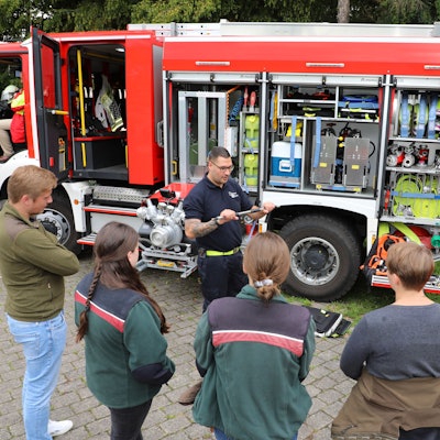 Bei Waldbränden kommt auch dieses Katastrophenschutzfahrzeug zum Einsatz, das die Feuerwehr Rösrath den angehenden Forstleuten vorführte.Feuer