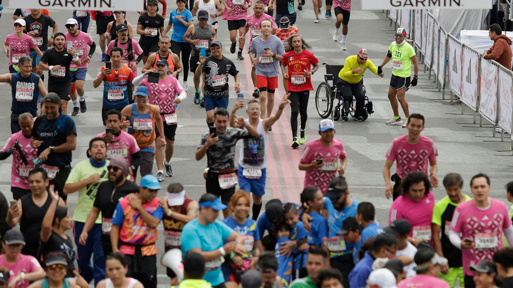 Über 30.000 Menschen nahmen bei dem Marathon in Mexiko-Stadt teil. Ein Drittel von ihnen könnte nachträglich disqualifiziert werden.