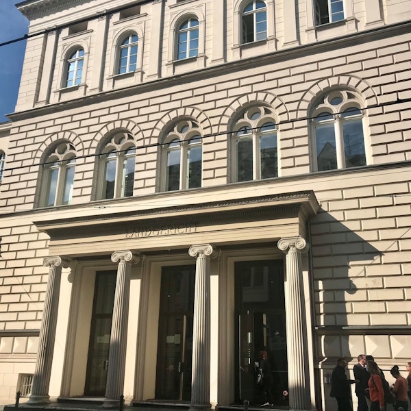 Ein heller Steinbau mit Säulenportal, auf dem das Wort „Landgericht“ steht.