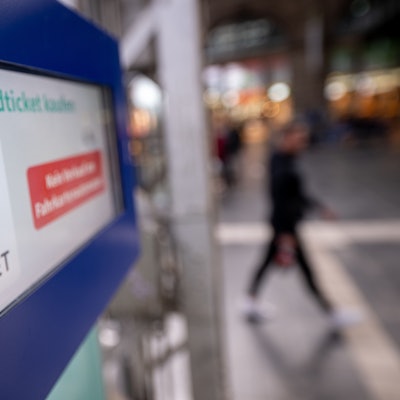 ARCHIV - 01.05.2023, Hessen, Frankfurt/Main: Ein Hinweis für das Deutschlandticket steht am Hauptbahnhof auf einem Fahrkartenautomat. (zu dpa: «Pk Allianz pro Schiene, ACE Auto Club Europa und Allgemeiner Deutscher Fahrradclub zur Verkehrspolitik der Regierung») Foto: Sebastian Gollnow/dpa +++ dpa-Bildfunk +++