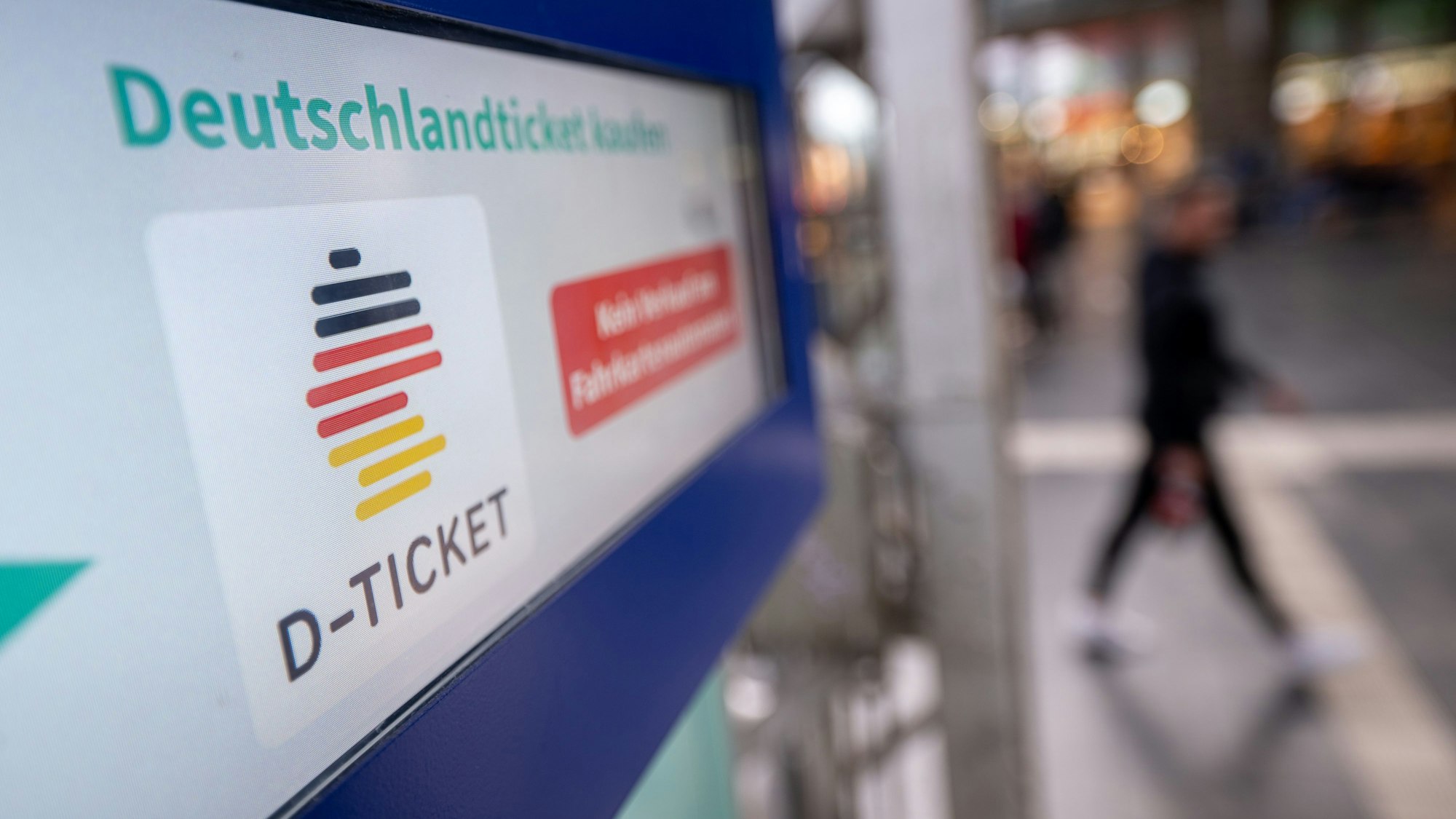 ARCHIV - 01.05.2023, Hessen, Frankfurt/Main: Ein Hinweis für das Deutschlandticket steht am Hauptbahnhof auf einem Fahrkartenautomat. (zu dpa: «Pk Allianz pro Schiene, ACE Auto Club Europa und Allgemeiner Deutscher Fahrradclub zur Verkehrspolitik der Regierung») Foto: Sebastian Gollnow/dpa +++ dpa-Bildfunk +++