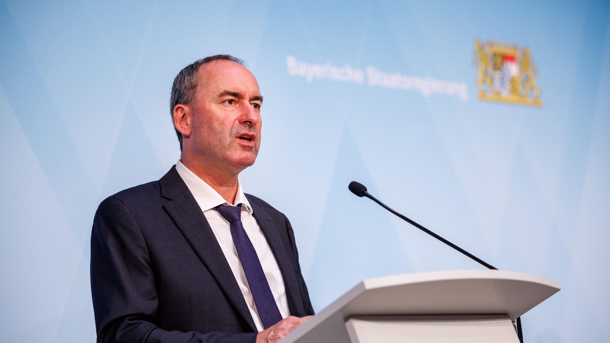 Hubert Aiwanger, Wirtschaftsminister und Landesvorsitzender der Freien Wähler in Bayern, spricht auf der Pressekonferenz.