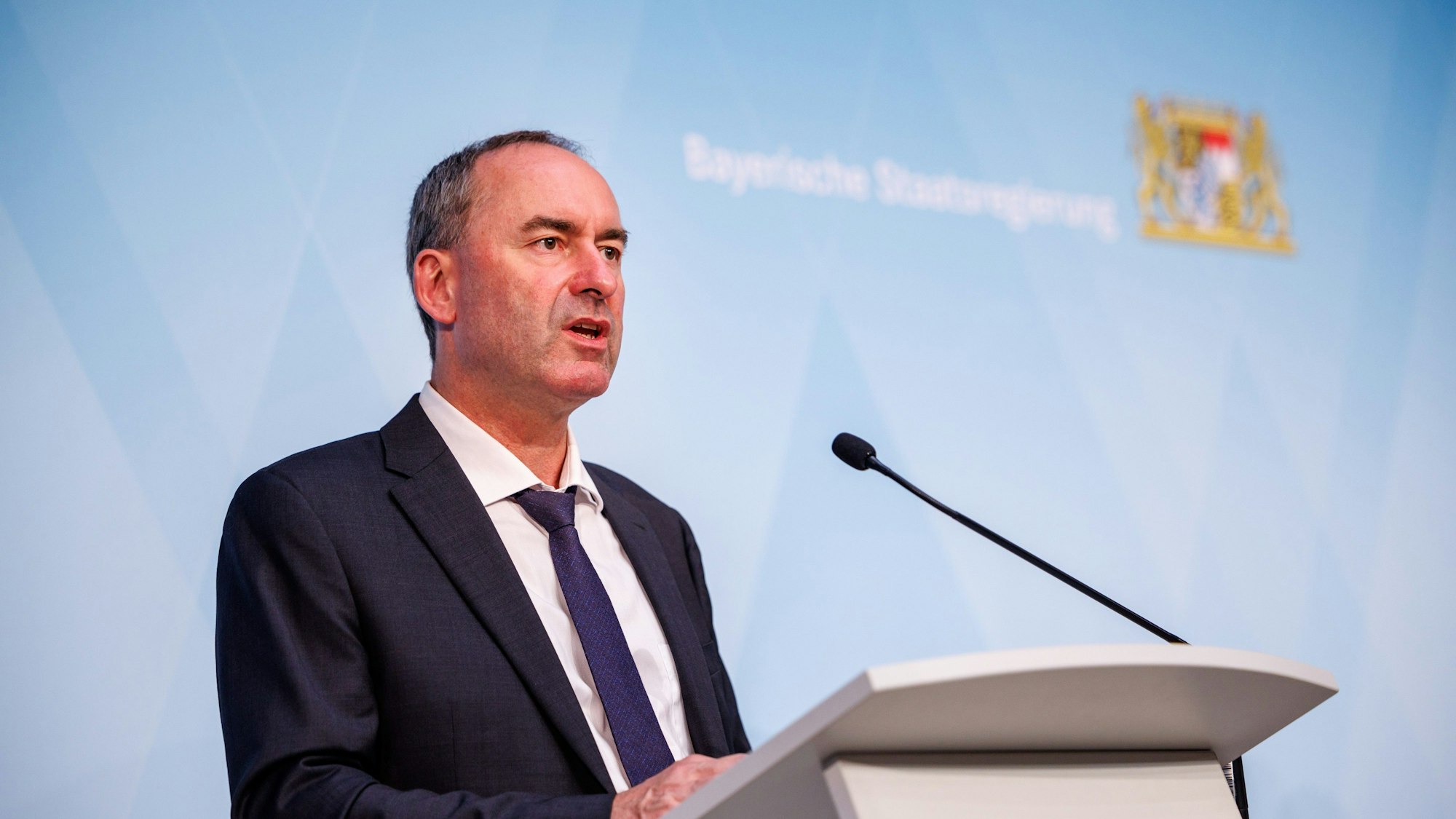 Hubert Aiwanger, Wirtschaftsminister und Landesvorsitzender der Freien Wähler in Bayern, spricht auf der Pressekonferenz.