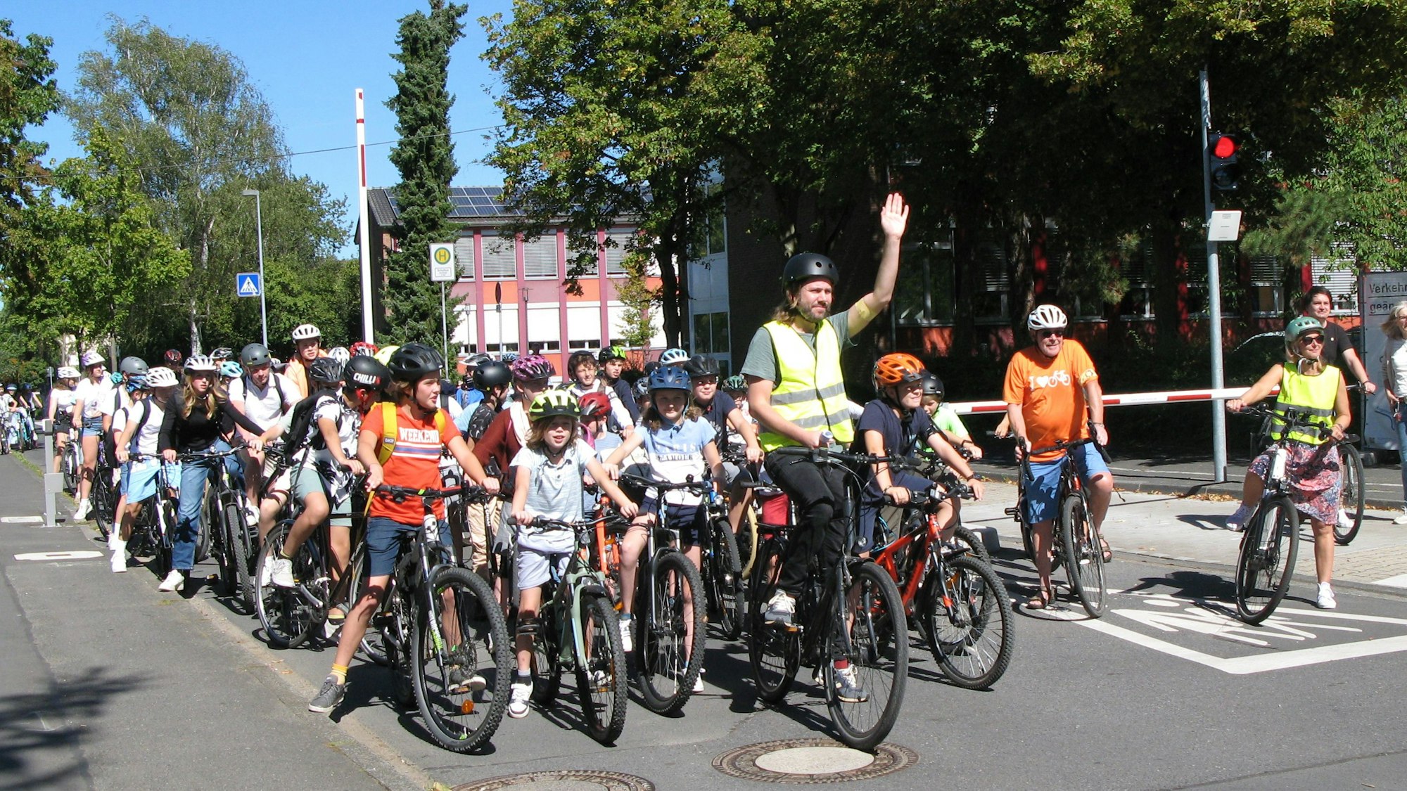 Mehr als 100 Radler stehen am Start der Fahrraddemo am Schulcampus.