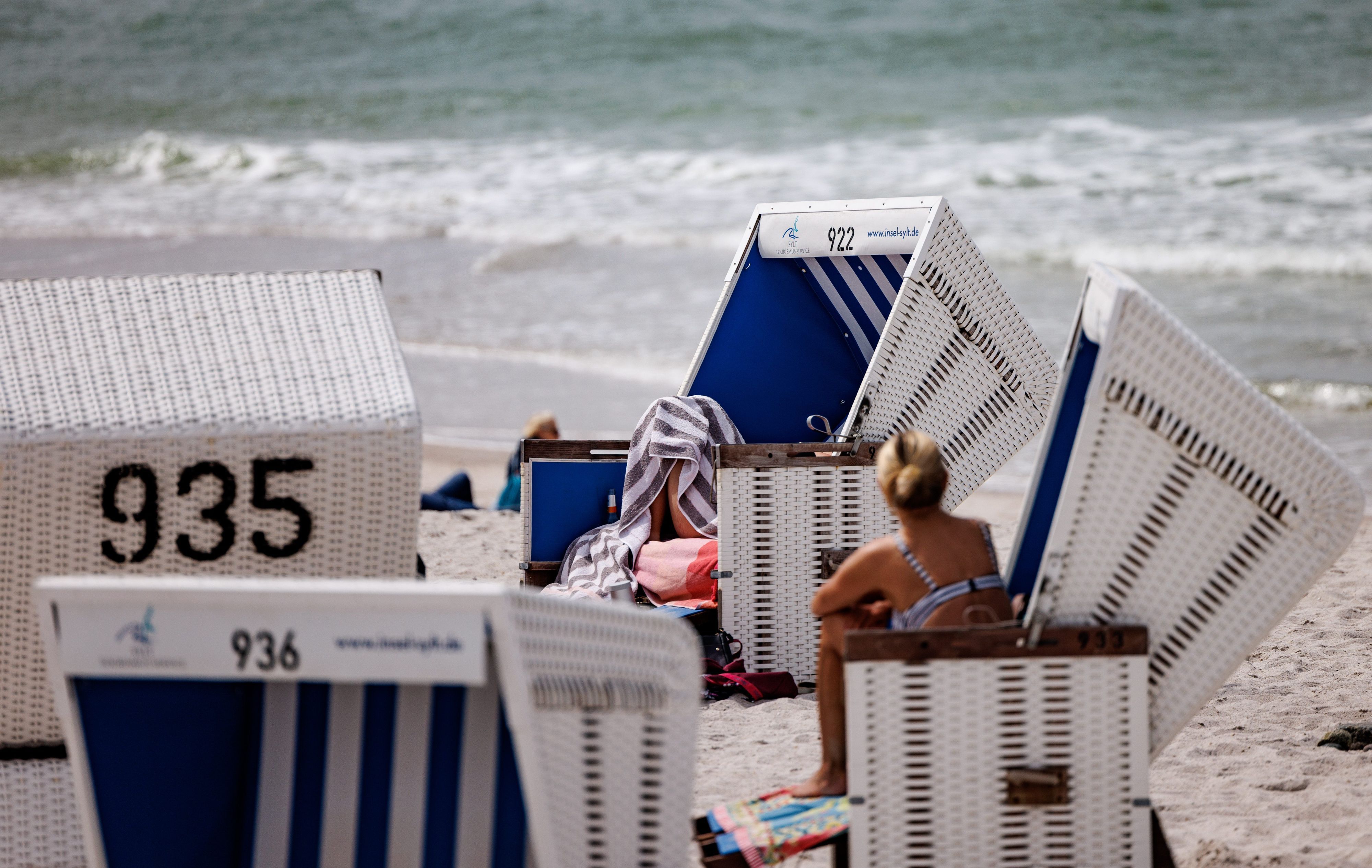 05.06.2022, Schleswig-Holstein, Westerland/Sylt: Besucher des Strands genießen die Sonne in Strandkörben. Durch die Einführung des 9-Euro-Tickets haben sich die traditionell hohen Touristenzahlen an Pfingsten noch einmal erhöht. Foto: Axel Heimken/dpa +++ dpa-Bildfunk +++