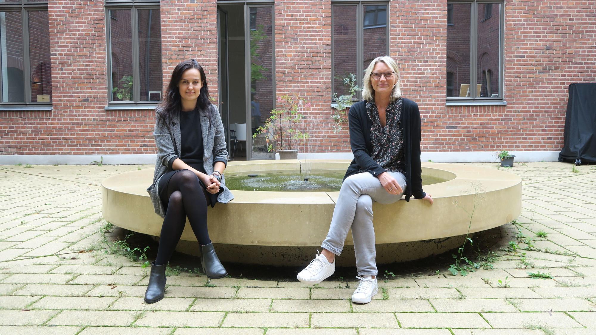Katerina Aleksieva (l.) und Andrea Priwe-Pogoda im Innenhof des Klosters