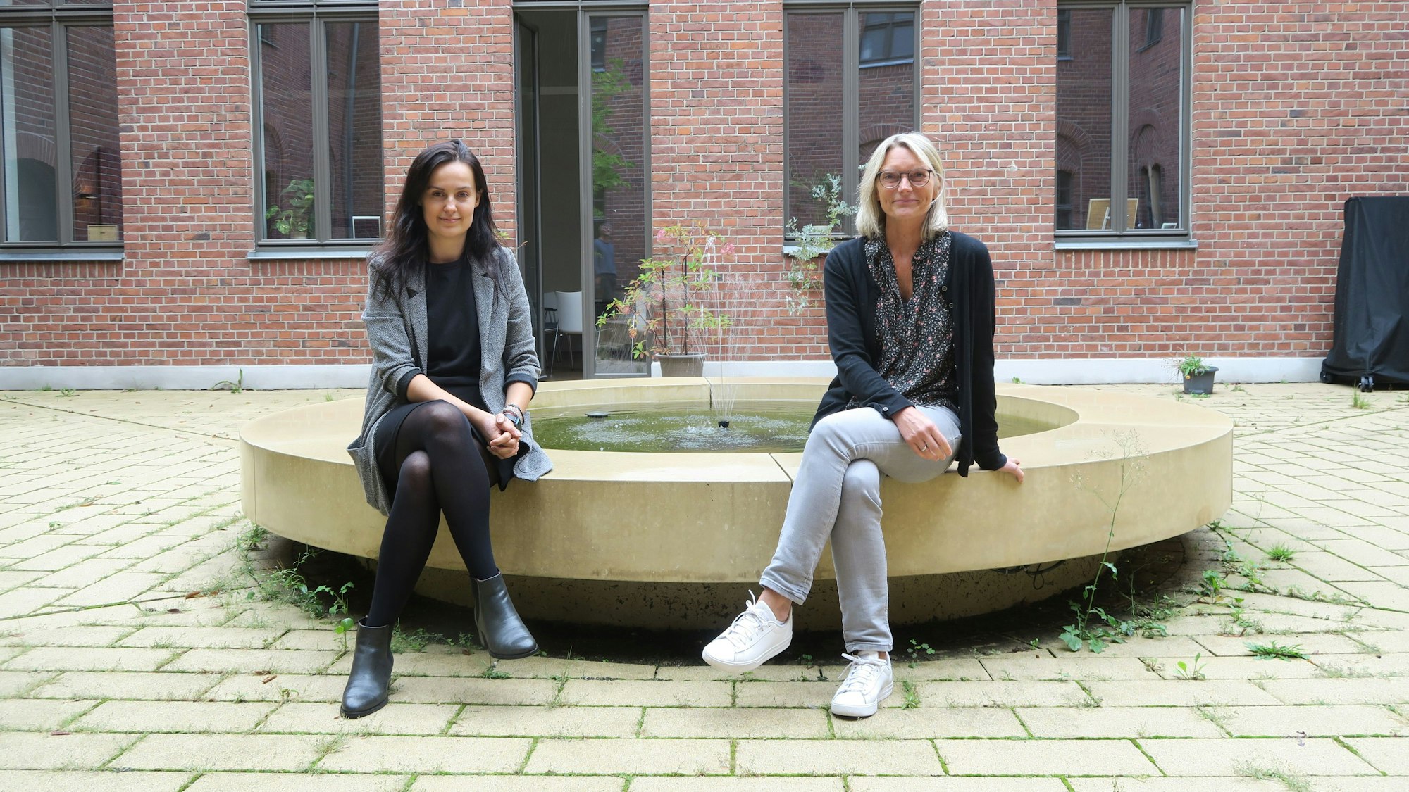 Katerina Aleksieva (l.) und Andrea Priwe-Pogoda im Innenhof des Klosters