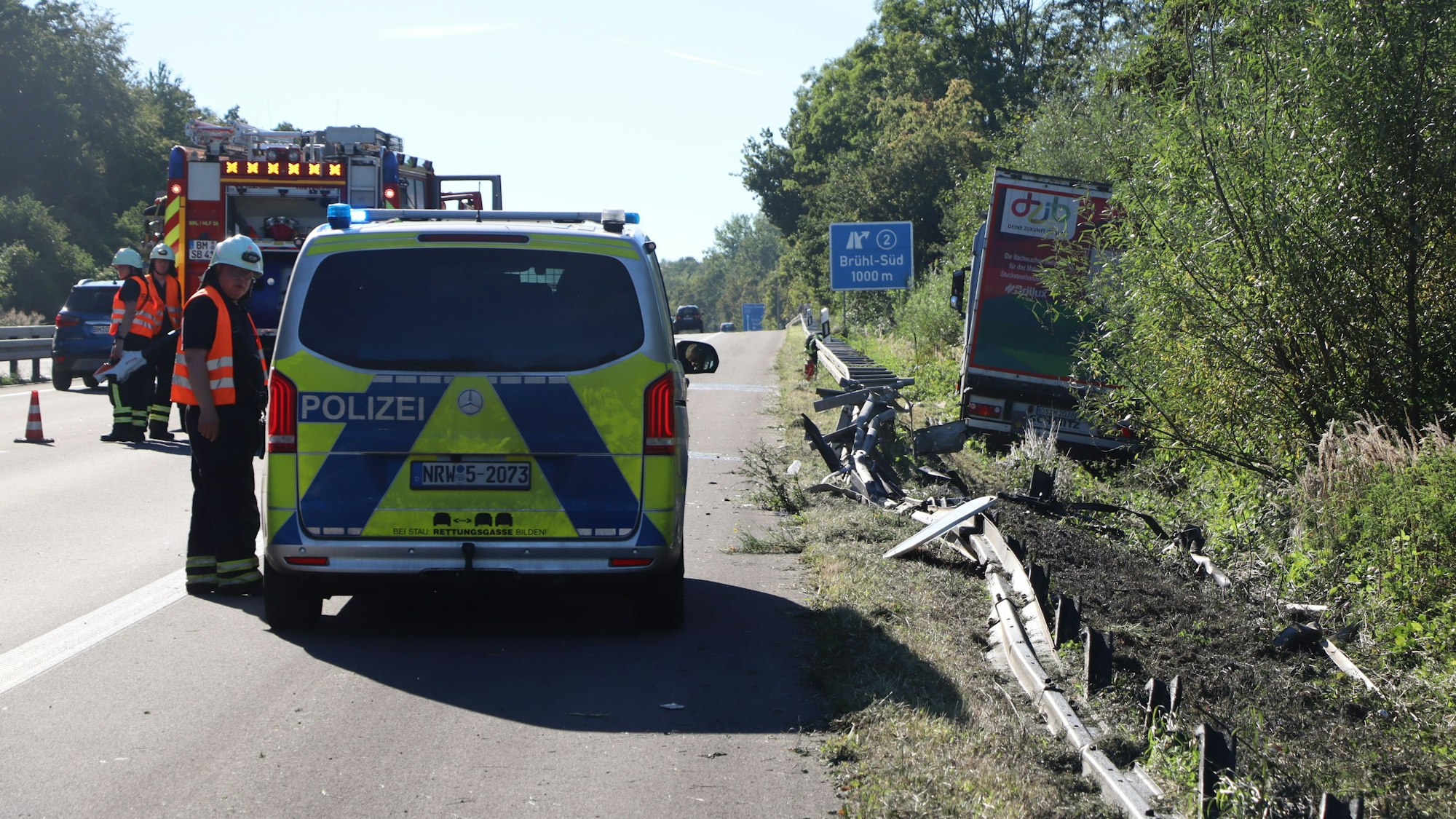 Bei einem Alleinunfall ist ein Sattelschlepper von der Autobahn abgekommen und in die Böschung geraten.