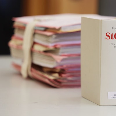 Essen: Gerichtsakten und Bücher zu Strafgesetzbuch und Strafprozessordnung liegen bzw. stehen liegen auf einem Tisch im Essener Landgericht.