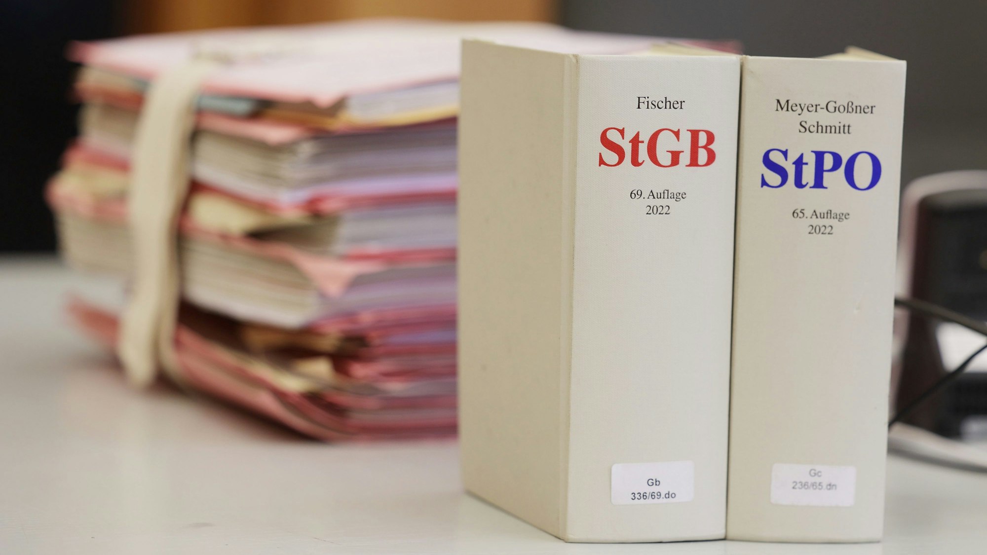 Essen: Gerichtsakten und Bücher zu Strafgesetzbuch und Strafprozessordnung liegen bzw. stehen liegen auf einem Tisch im Essener Landgericht.