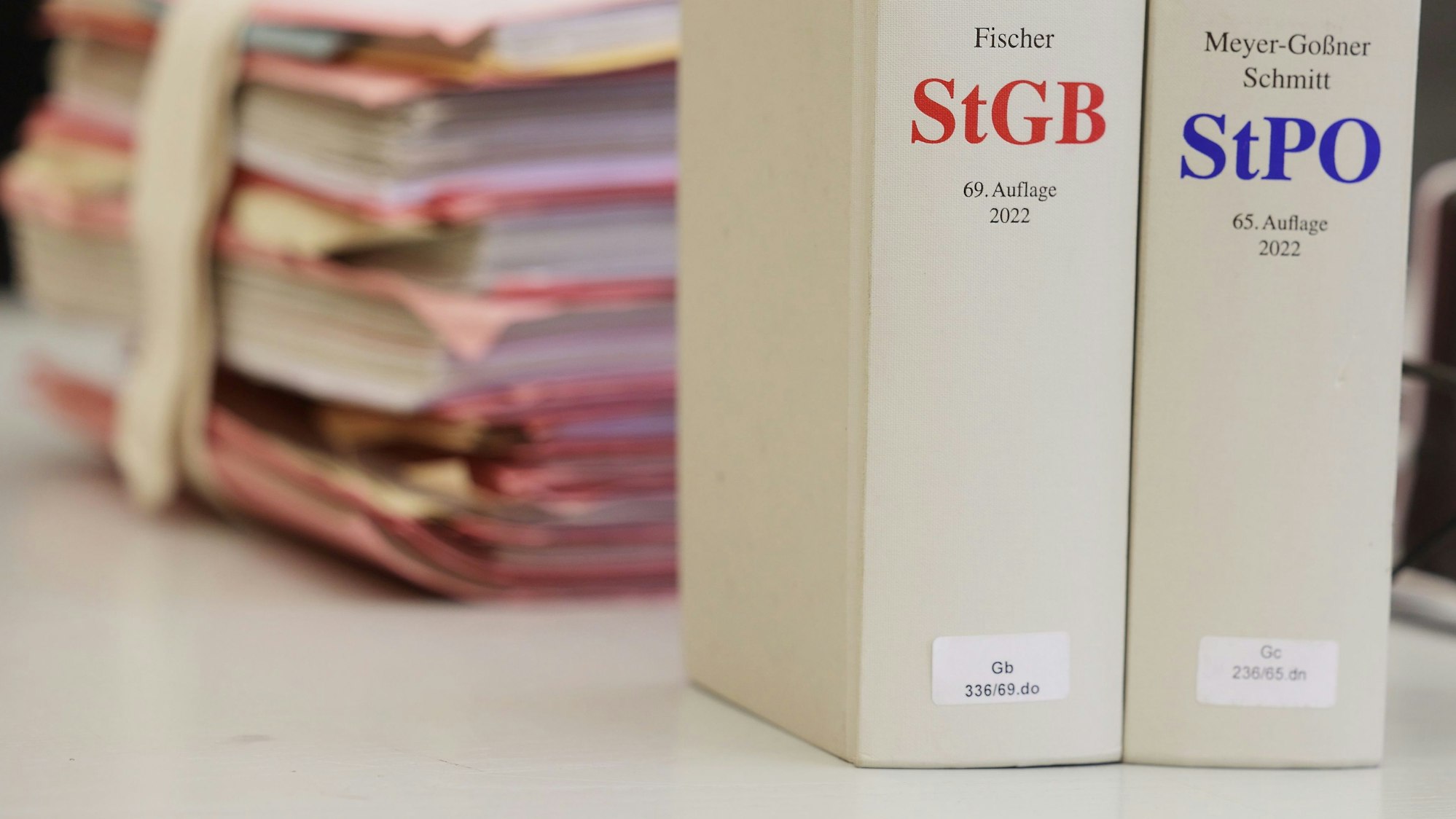 In Waldbröl ging vor Gericht ein langer Prozess mit einer Bewährungsstrafe für einen 34 Jahre alten Markstädter zu Ende. Das Symbolfoto zeigt Gerichtsakten und Gesetzestexte.