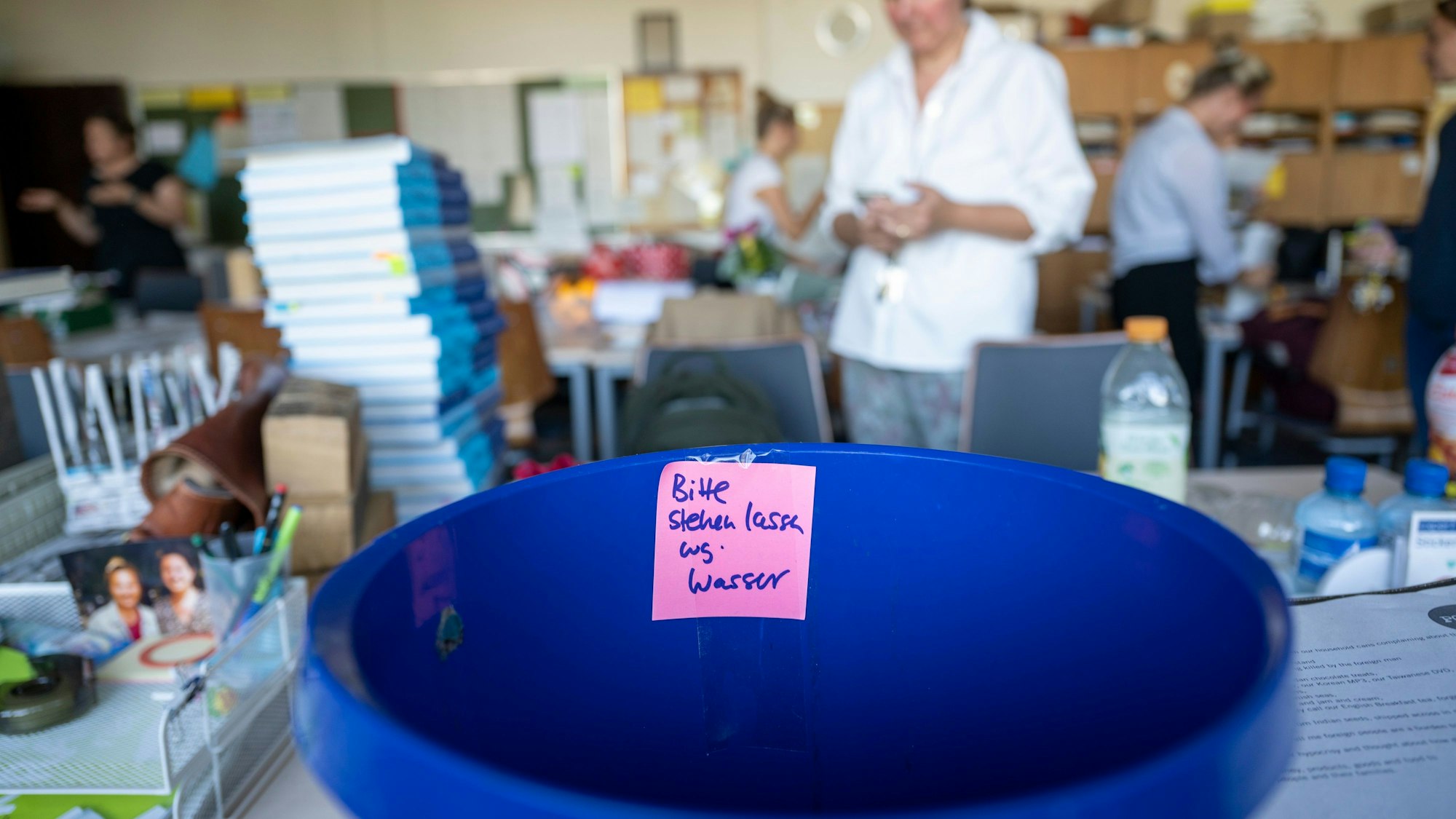 Ein Eimer steht in einer Klasse.