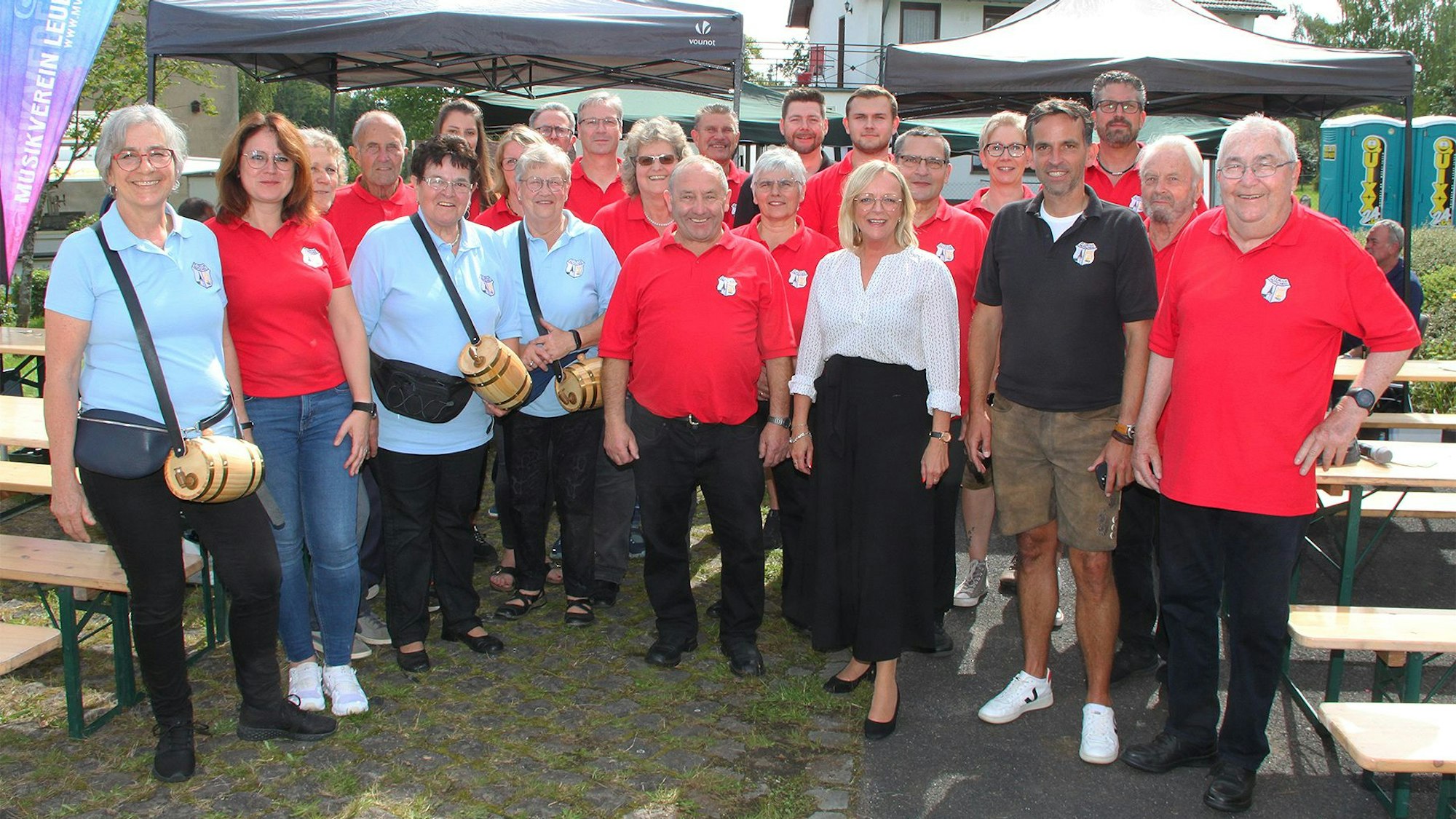 Eine Gruppe Menschen, die Jubilare und Gründer des Blasorchester Mutscheid, stehen mit Bürgermeisterin Sabine Preiser-Marian (vorne, 3.v.r.) zusammen.