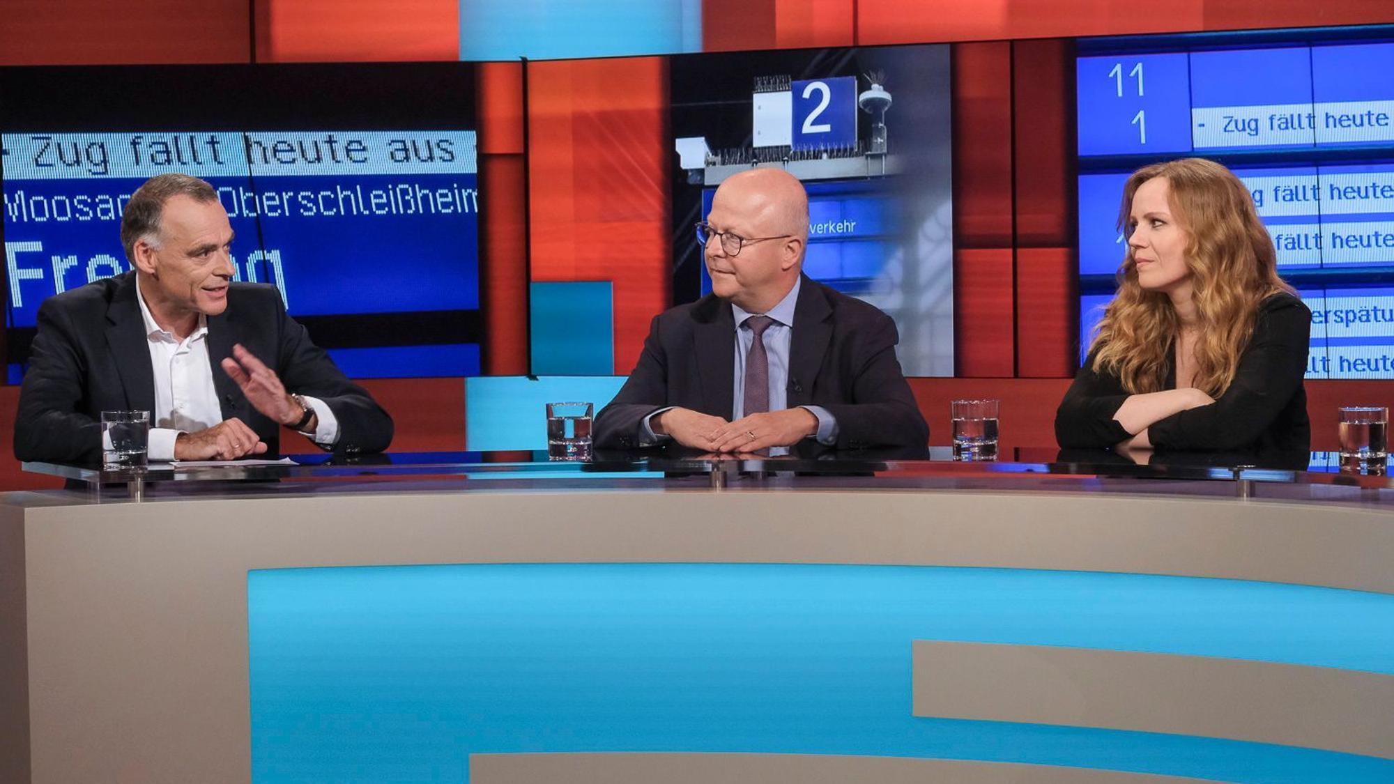 ARD/"hart aber fair" vom 04.09.2023
abgebildete Personen v.l.n.r. Berthold Huber (Vorstand für Infrastruktur bei der Deutschen Bahn), Michael Theurer (FDP, Parl. Staatssekretär im Bundesverkehrsministerium), Sarah Bosetti (Moderatorin und Autorin)