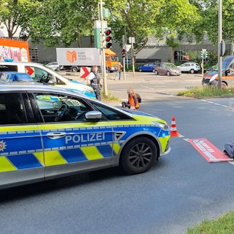 Straßenblockade durch Aktivistinnen und Aktivisten der "Letzte Generation" am 13. Juni 2022 in Köln an der Inneren Kanalstraße auf der Höhe Gleisdreieck.