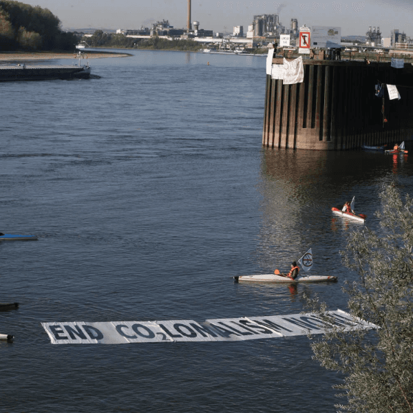 Auf dem Foto sind Kajakfahrerinnen und -fahrer zu sehen, die den Godorfer Hafen blockieren.