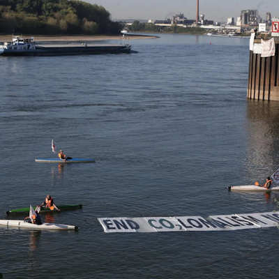 Auf dem Foto sind Kajakfahrerinnen und -fahrer zu sehen, die den Godorfer Hafen blockieren.
