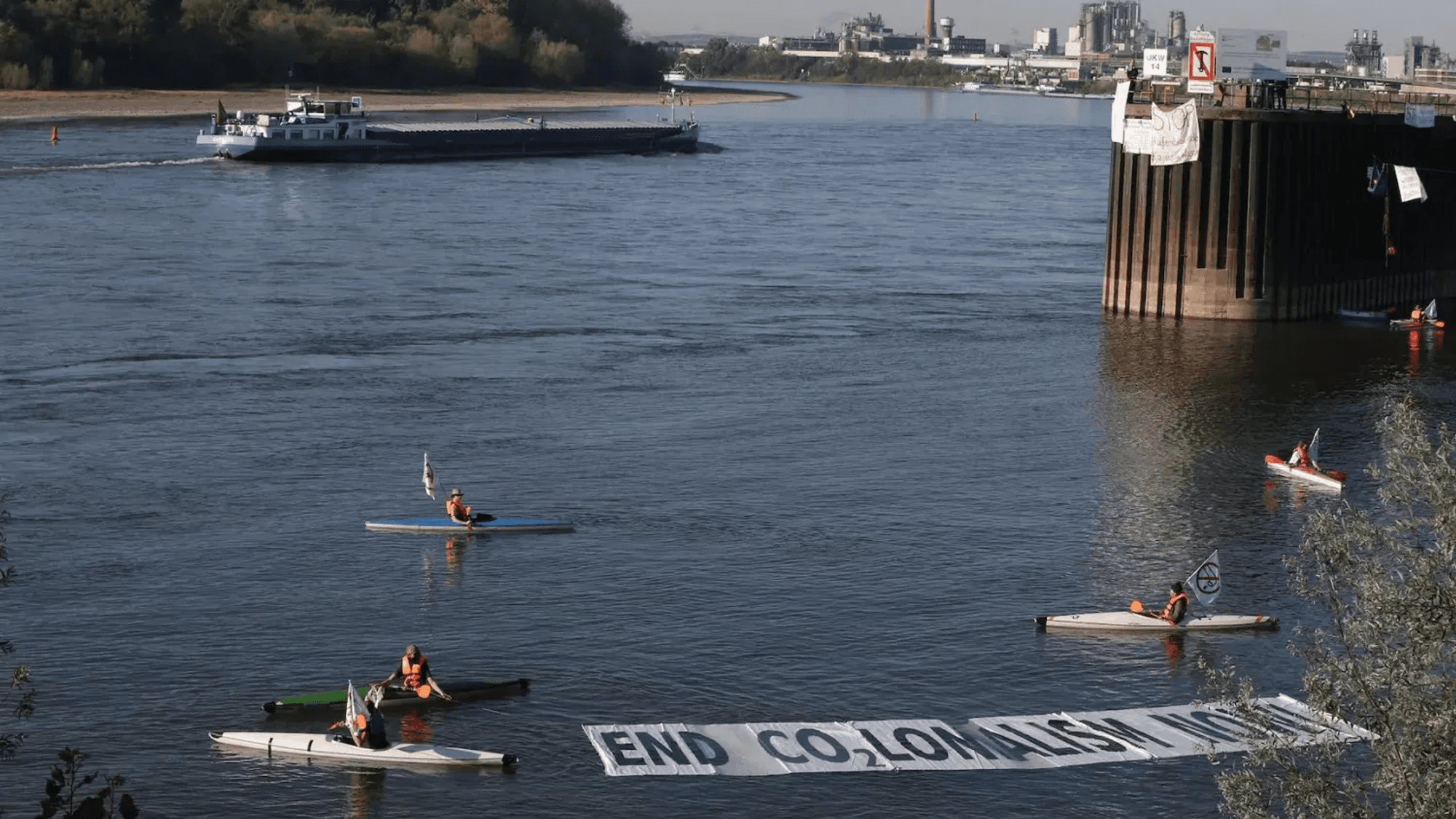 Auf dem Foto sind Kajakfahrerinnen und -fahrer zu sehen, die den Godorfer Hafen blockieren.
