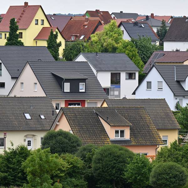 Einfamilienhäuser (Symbolfoto) sind begehrt, doch gerade in Ballungsräumen wie dem Rheinland können viele Familien die Finanzierung nicht mehr stemmen.