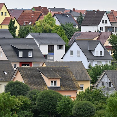 Einfamilienhäuser (Symbolfoto) sind begehrt, doch gerade in Ballungsräumen wie dem Rheinland können viele Familien die Finanzierung nicht mehr stemmen.