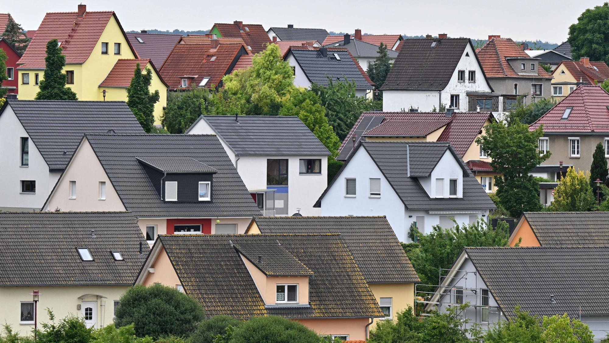 Einfamilienhäuser (Symbolfoto) sind begehrt, doch gerade in Ballungsräumen wie dem Rheinland können viele Familien die Finanzierung nicht mehr stemmen.