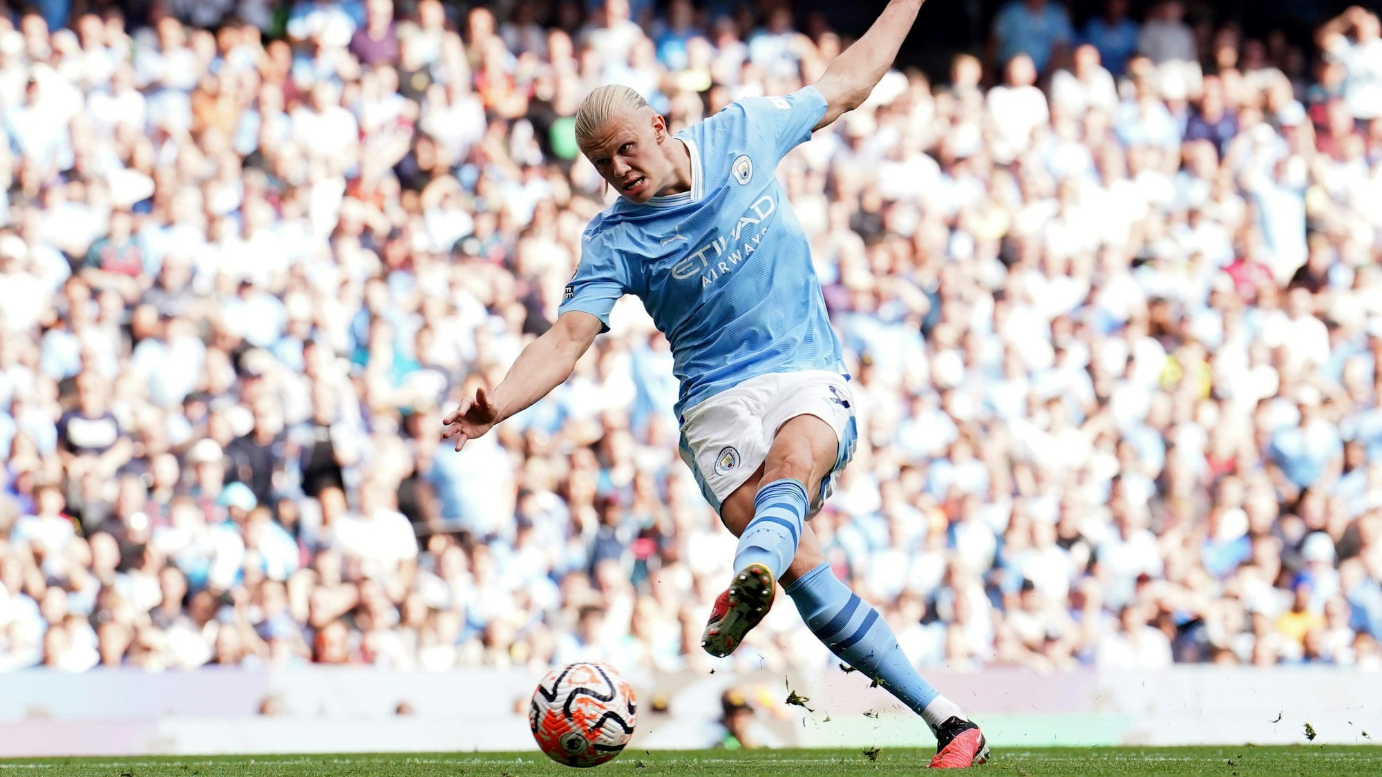 Kinder tragen heutzutage eher Trikots von Manchester-City-Star Erling Haaland als von deutschen Vereinen wie Bayern oder dem BVB.