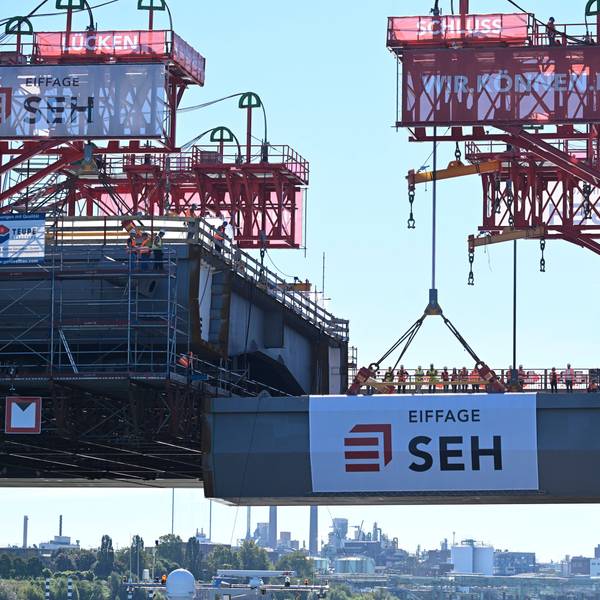 Leverkusen: Ein Kran hebt das letzte Bauteil zur "Brückenhochzeit" an den Neubau der Leverkusener Rheinbrücke. Ungefähr sechs Jahre nach Beginn der Arbeit ist die Brücke nun über dem Rhein verbunden. Nach Fahrbahneinbringung und diversen Sicherheitsvorkehrungen wird die Brücke ca Januar 2024 für den Verkehr freigegeben. Dann wird die alte marode Brücke abgerissen und mit den Arbeiten zum zweiten Teil gestartet. Völlige Baufertigstellung soll dann 2027 sein. Foto: Roberto Pfeil/dpa +++ dpa-Bildfunk +++