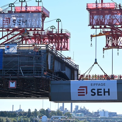 Leverkusen: Ein Kran hebt das letzte Bauteil zur "Brückenhochzeit" an den Neubau der Leverkusener Rheinbrücke. Ungefähr sechs Jahre nach Beginn der Arbeit ist die Brücke nun über dem Rhein verbunden. Nach Fahrbahneinbringung und diversen Sicherheitsvorkehrungen wird die Brücke ca Januar 2024 für den Verkehr freigegeben. Dann wird die alte marode Brücke abgerissen und mit den Arbeiten zum zweiten Teil gestartet. Völlige Baufertigstellung soll dann 2027 sein. Foto: Roberto Pfeil/dpa +++ dpa-Bildfunk +++
