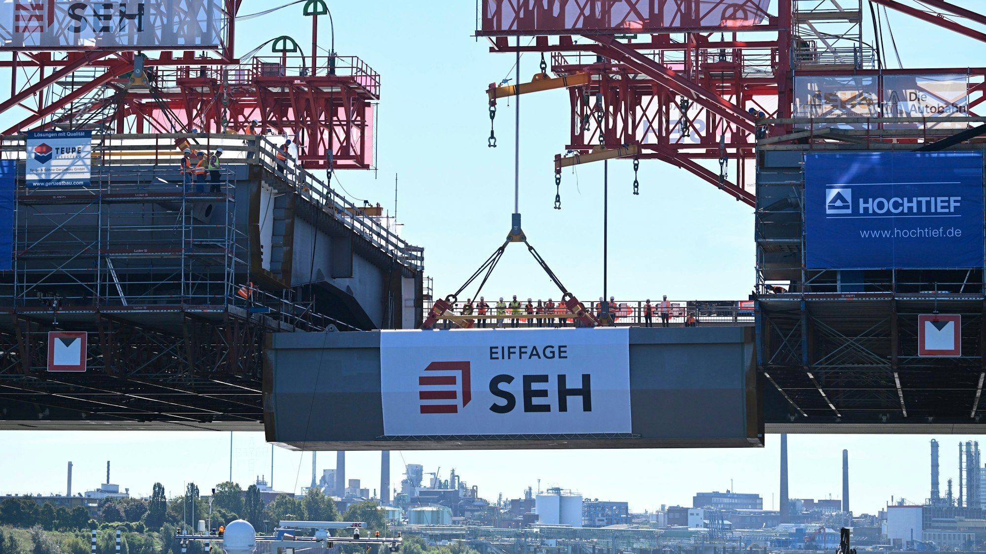 Kurz vor dem letzten Schritt der Brückenhochzeit: Der Kran hebt das entscheidende Bauteil an die vorgesehene Stelle.