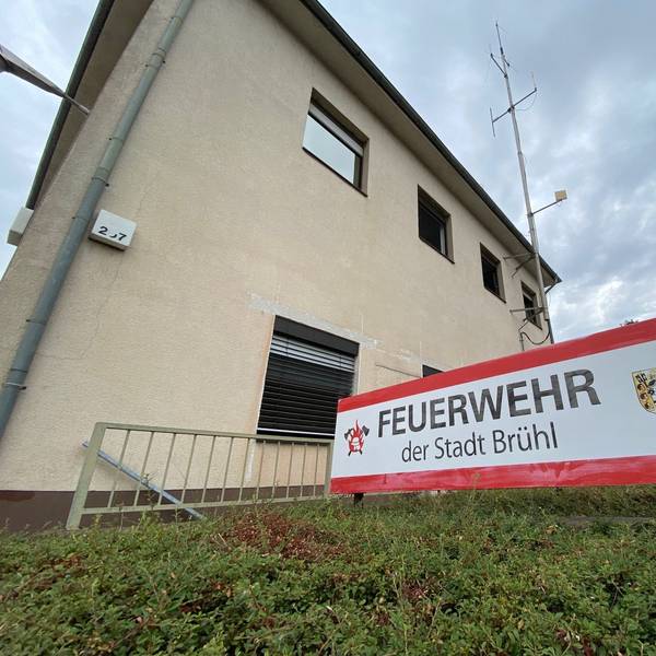 Zu sehen ist das Gebäude der bisherigen Brühler Feuerwache, ein schlichtes, in die Jahre gekommenes Haus.